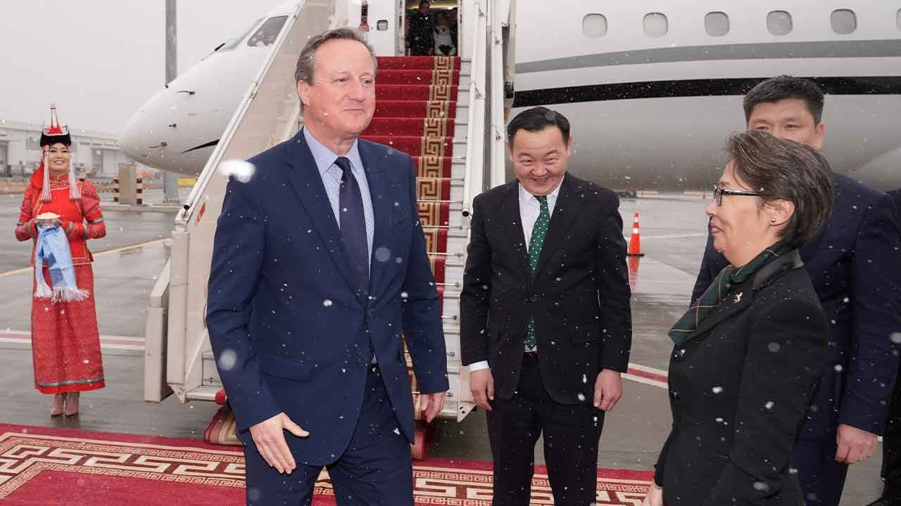 İngiltere Dışişleri Bakanı'nın lüks özel jetle Orta Asya turuna muhalefetten tepki