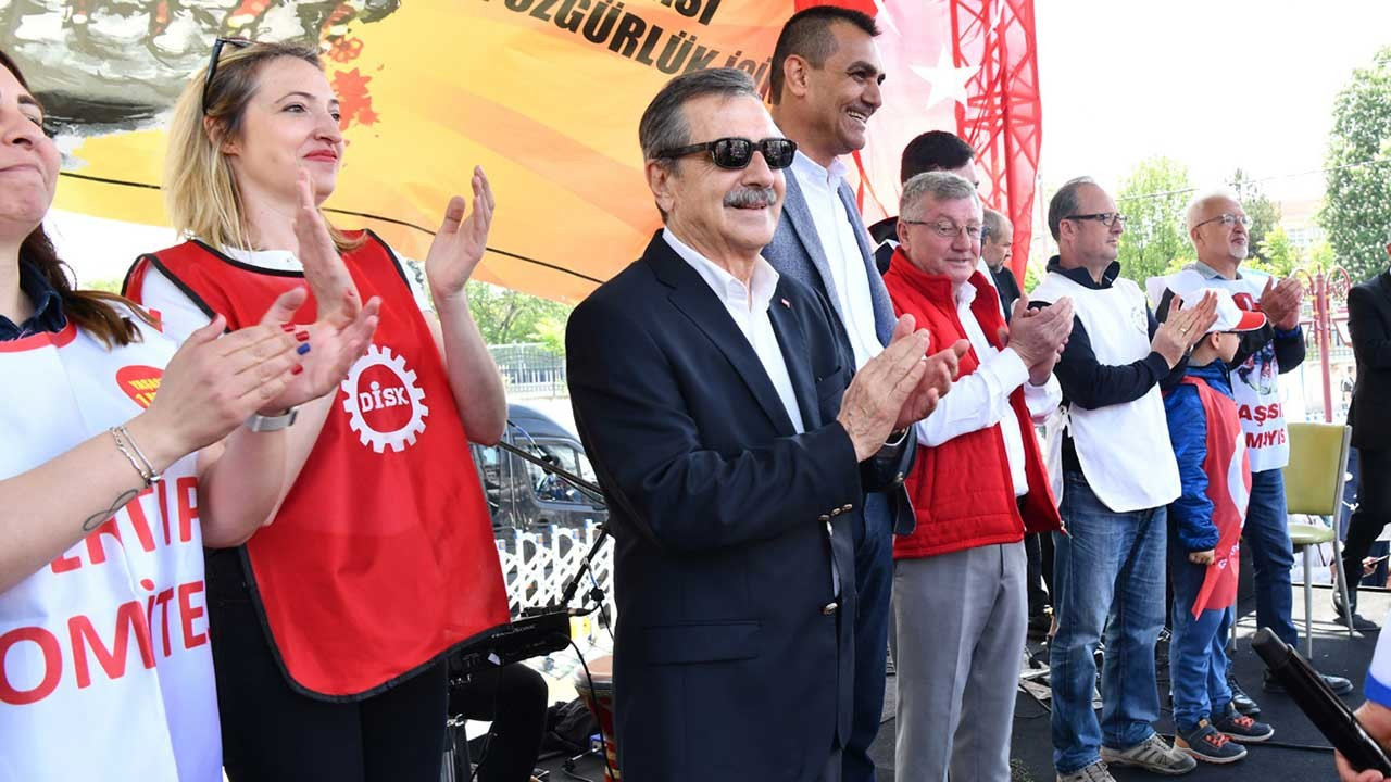 Ahmet Ataç 1 Mayıs'ı işçilerle kutladı