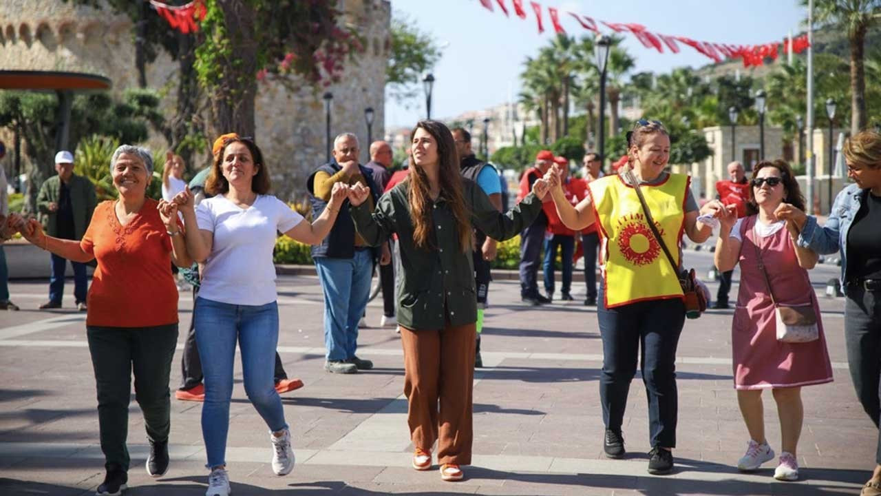 Lal Denizli 1 Mayıs'ı işçilerle halay çekerek kutladı