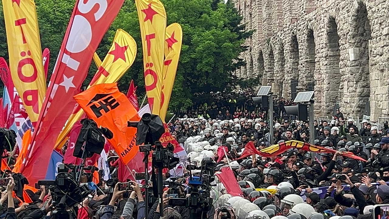 Saraçhane'de işçi ve emekçilerin 1 Mayıs yürüyüşüne polis saldırısı