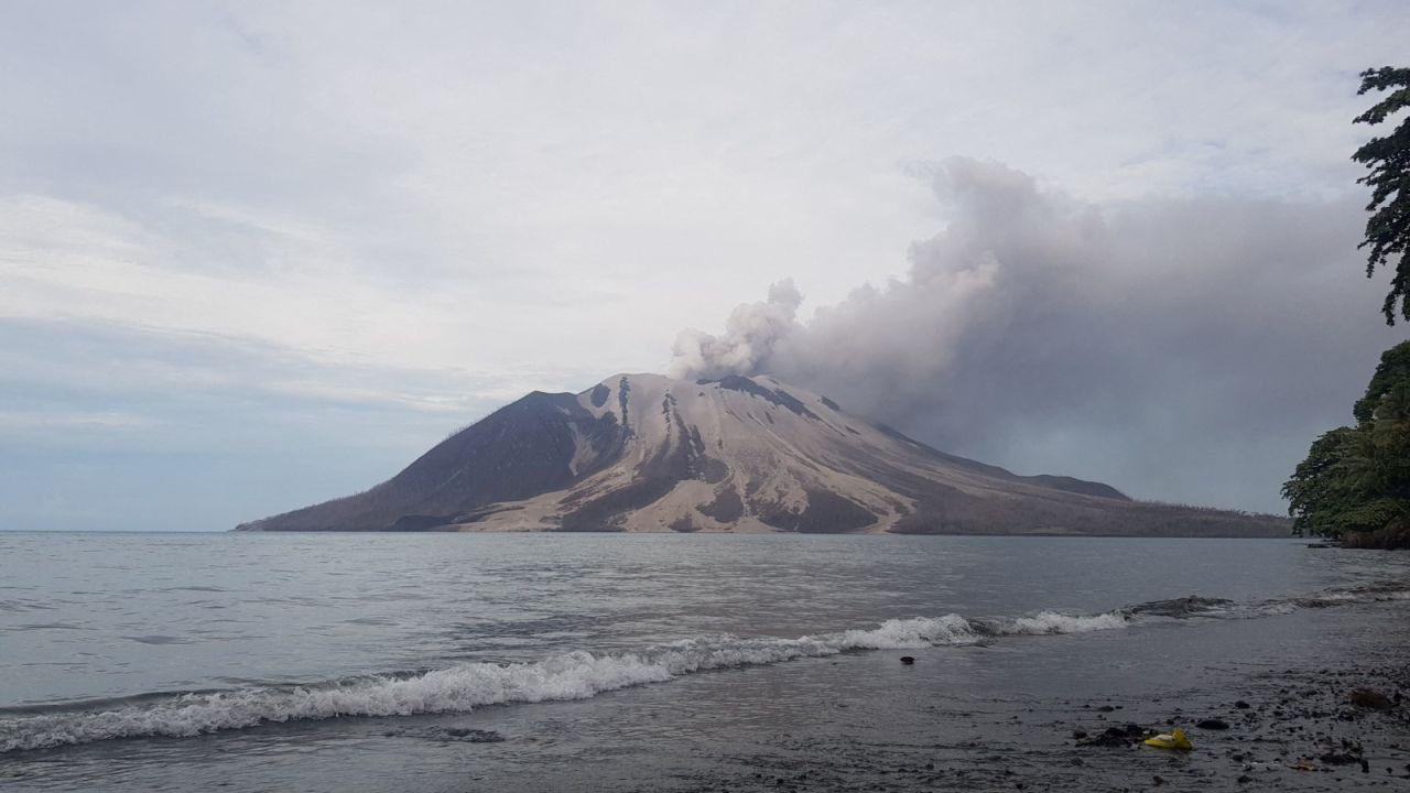 Endonezya'da yanardağ patladı: 12 bin kişi gemilerle tahliye ediliyor - Sayfa 1