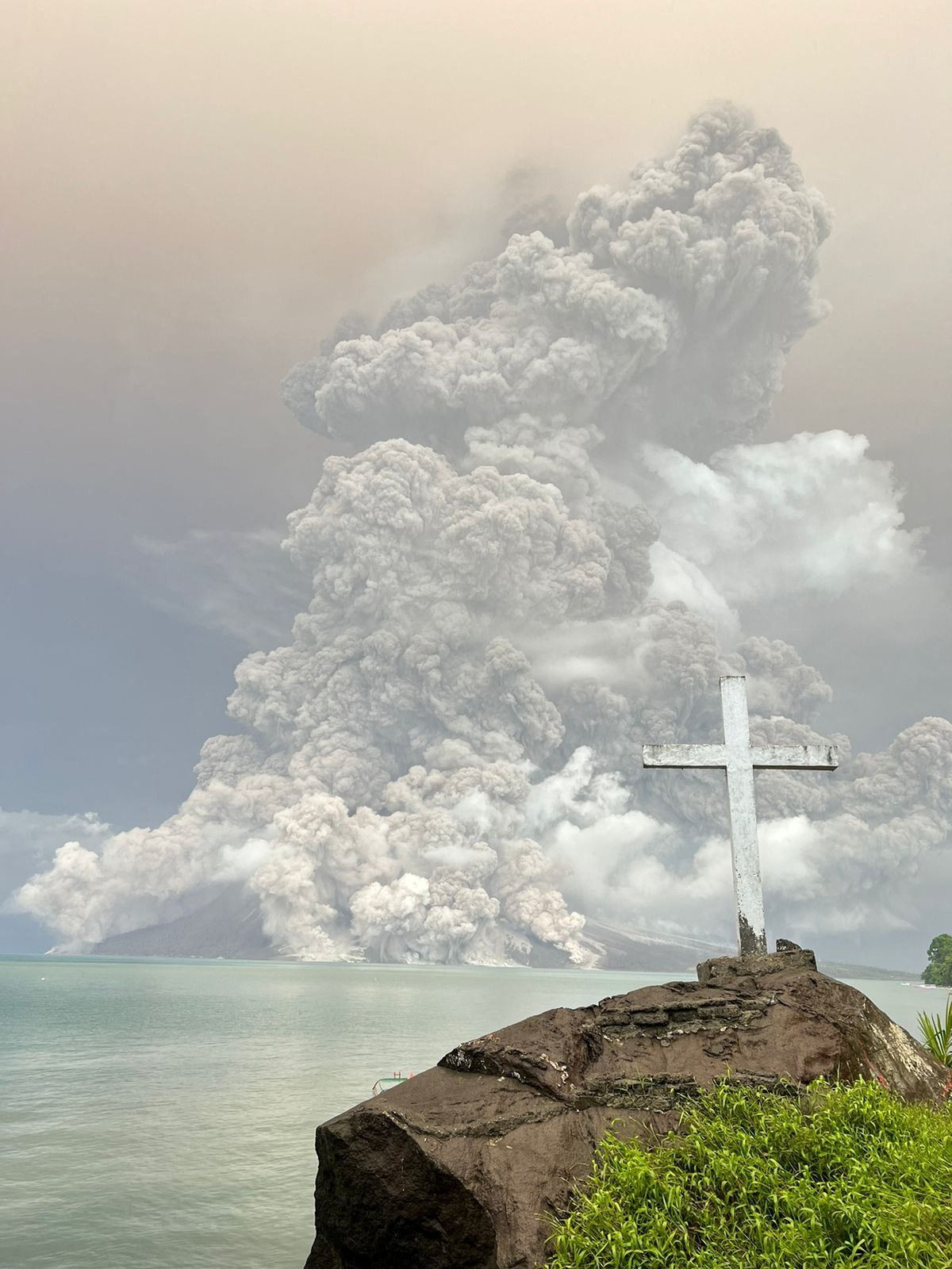 Endonezya'da yanardağ patladı: 12 bin kişi gemilerle tahliye ediliyor - Sayfa 2