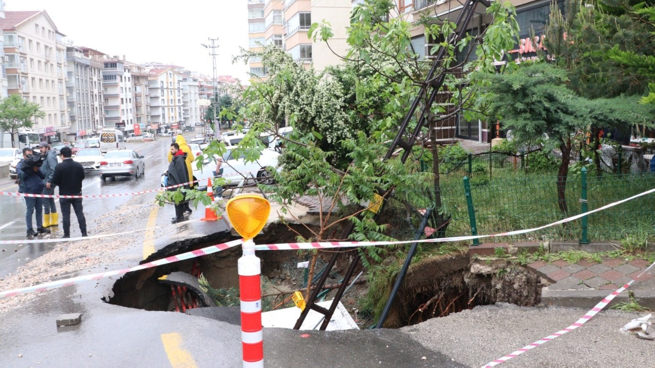Ankara'daki sağanak nedeniyle Yenimahalle'de yol çöktü
