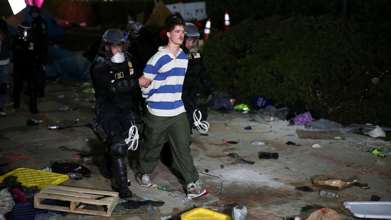 California Üniversitesi'nde öğrencilere polis saldırısı