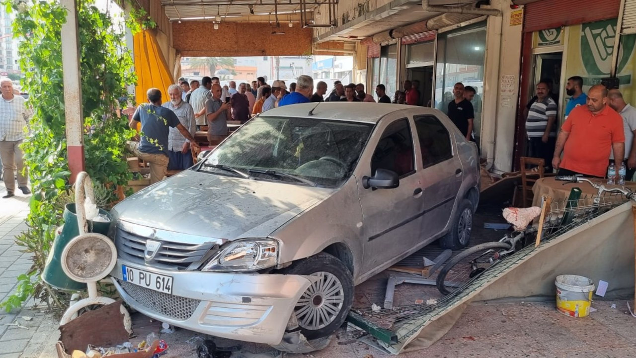 Otomobil kahvehaneye girdi, 5 kişi yaralandı