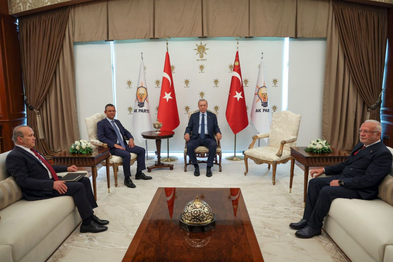 Erdoğan-Özel zirvesindeki boş koltuk detayı gündem oldu - Sayfa 1