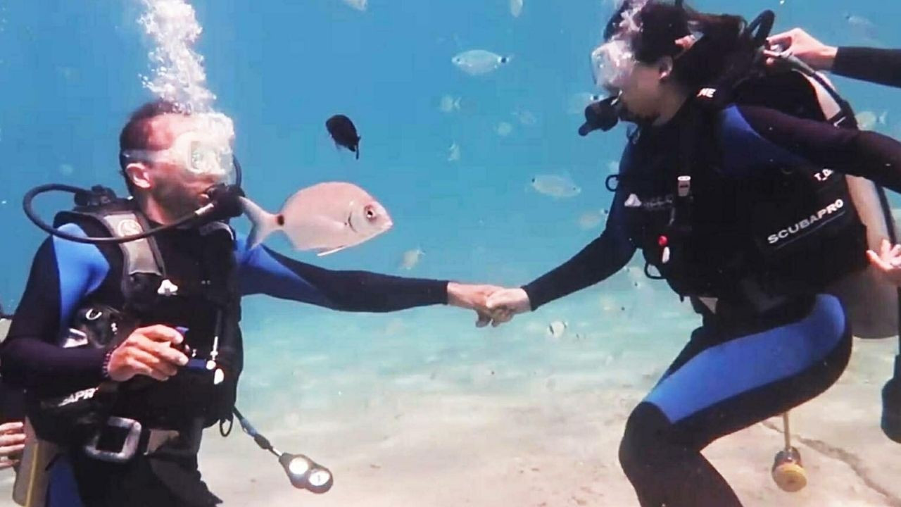 Su altında evlilik teklifi: 5 metre derinlikte tek taş taktı