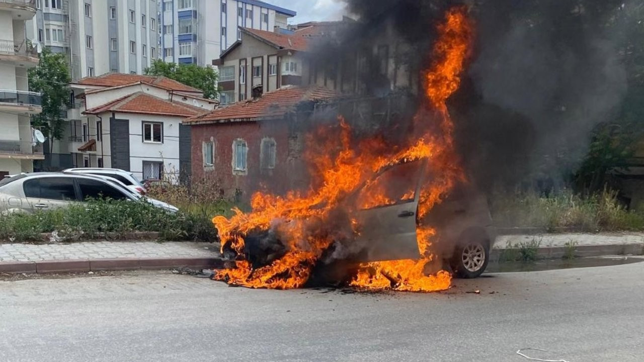 Kontağı çevirdi, otomobil alev topuna döndü