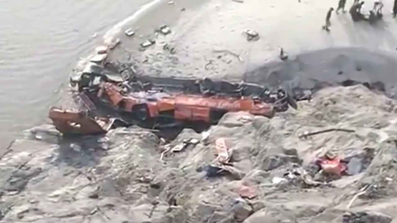 Pakistan'da otobüs vadiye yuvarlandı: 20 ölü