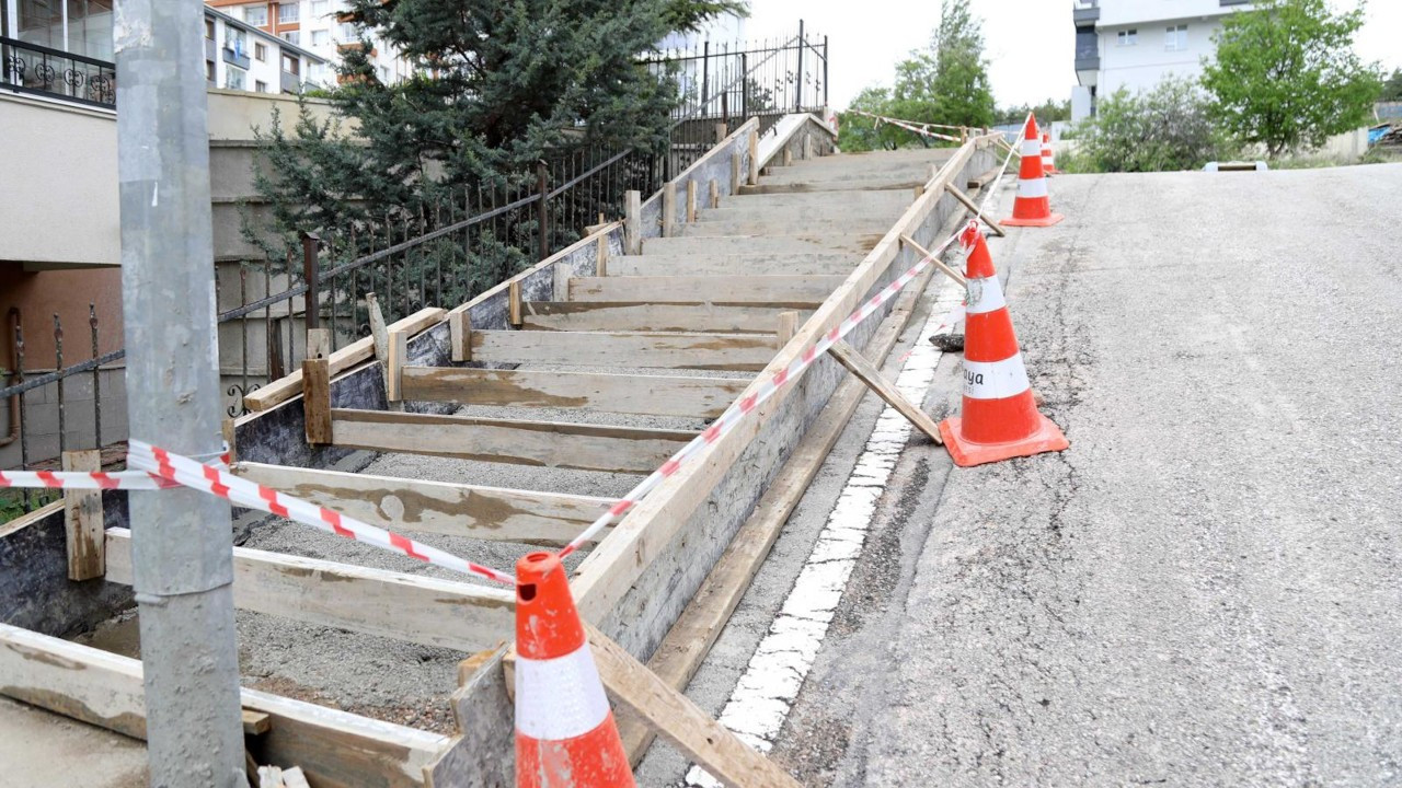 Çankaya'da merdivenli yollar yenileniyor
