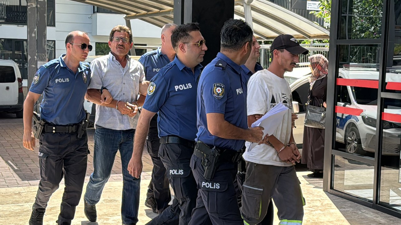Antalya'da öğrenci servisine sopayla saldıran baba-oğul serbest bırakıldı