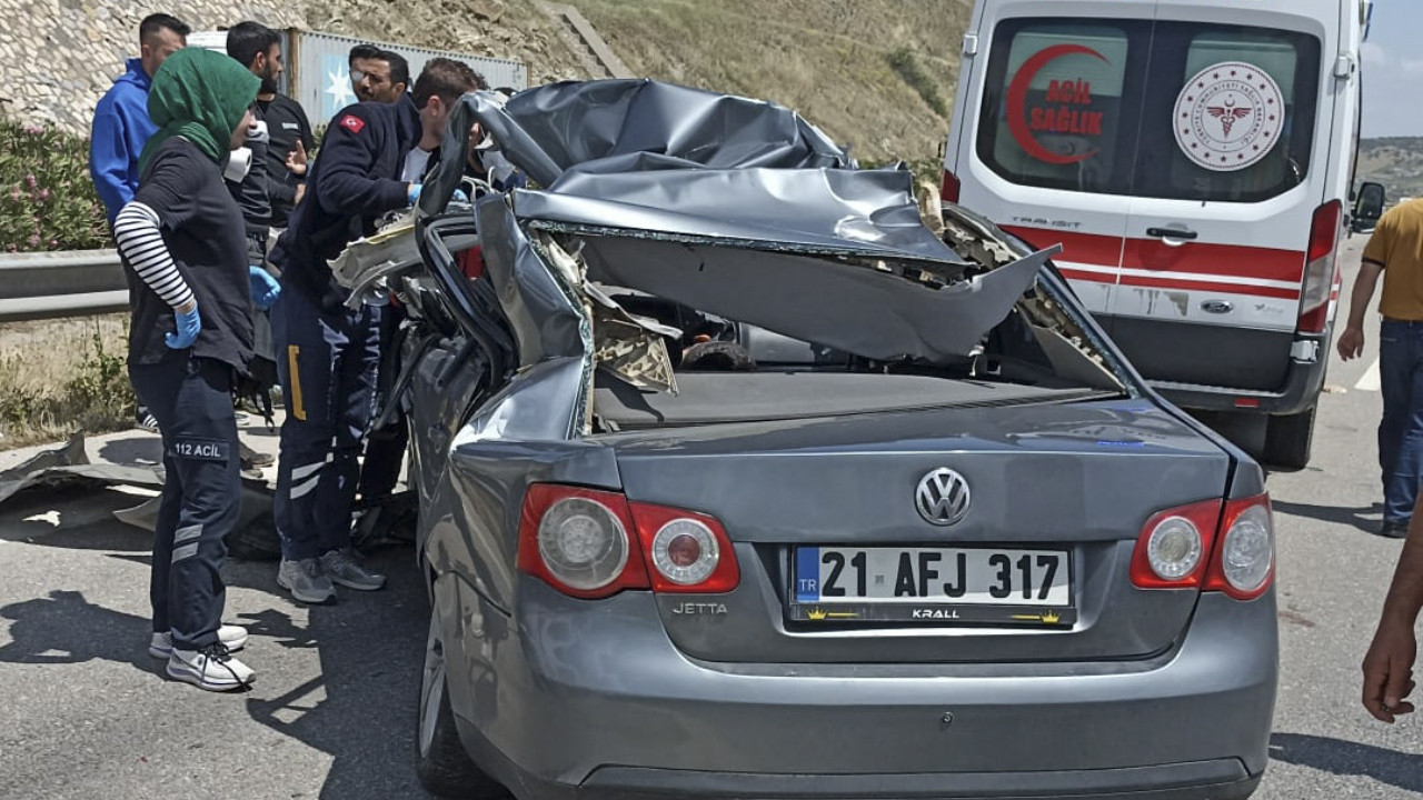 Antep'te bir otomobil tıra arkadan çarptı: 1 ölü, 1 yaralı