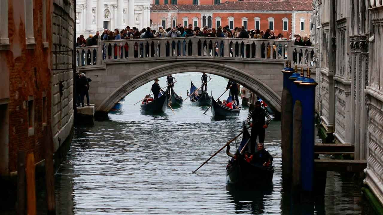 Venedik'te büyük turist grupları ve hoparlörlere yasak