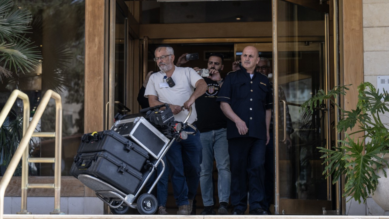İsrail polisi Al Jazeera'nın otel odasındaki geçici ofisini bastı