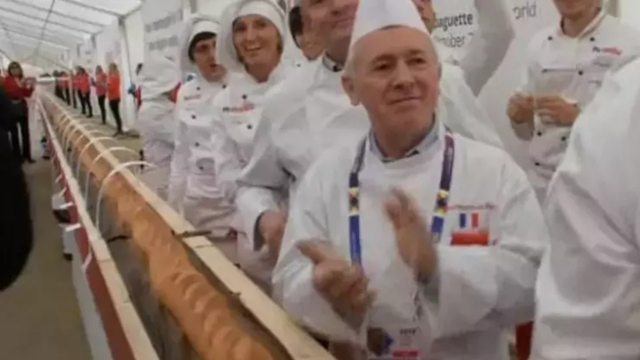 Dünyanın en uzun baget ekmeği rekoru Fransa'da kırıldı