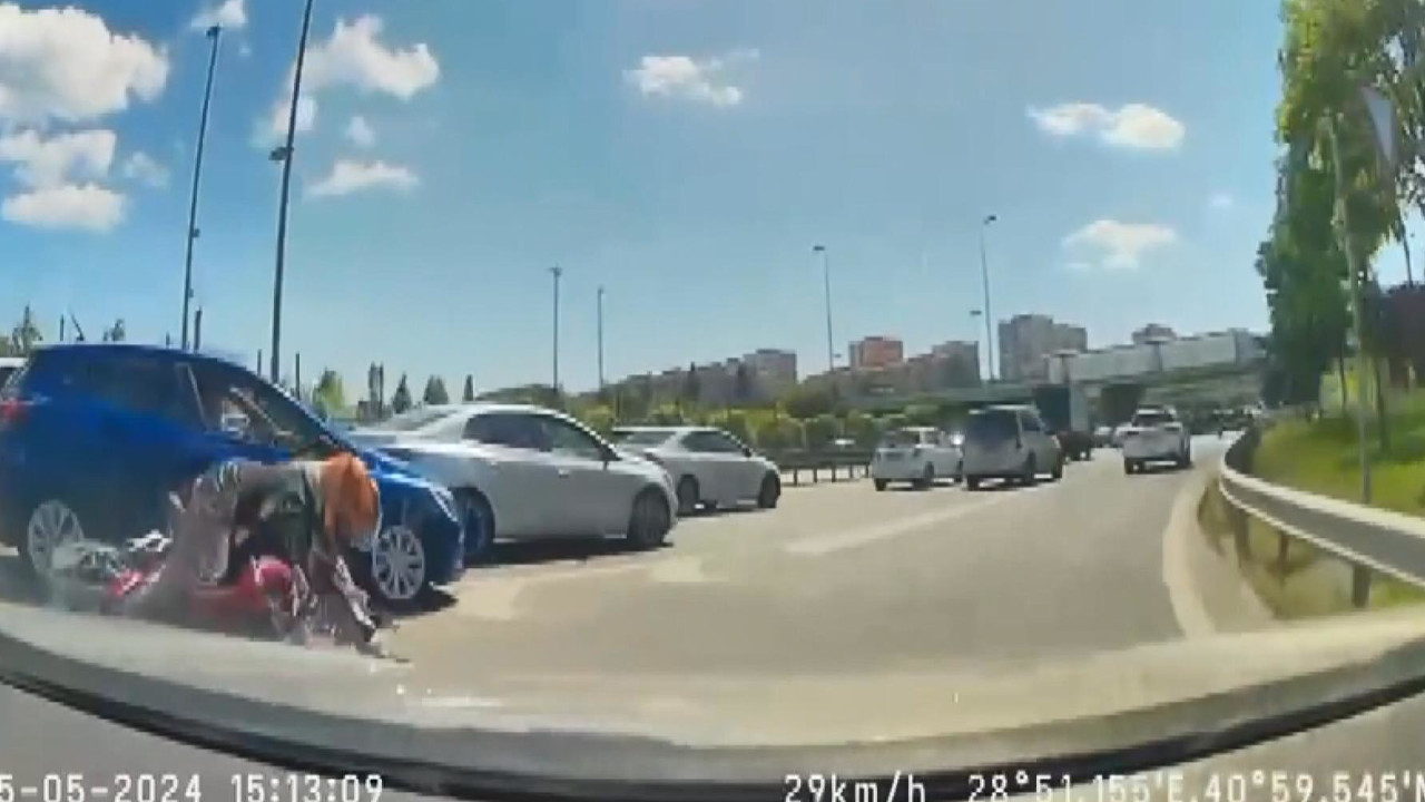 Motosiklet sürücüsü araba altında kalmaktan son anda kurtuldu
