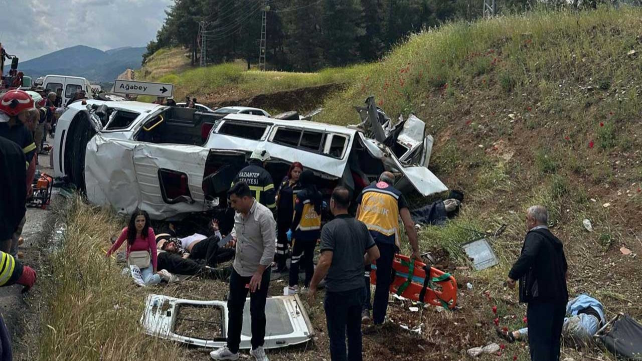 Antep'te beton mikseri ile yolcu minibüsü çarpıştı: 9 ölü, 10 yaralı