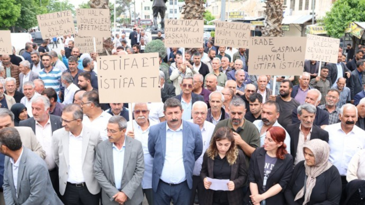 Belediye önünde Mehmet Begit'i istifaya çağırdılar