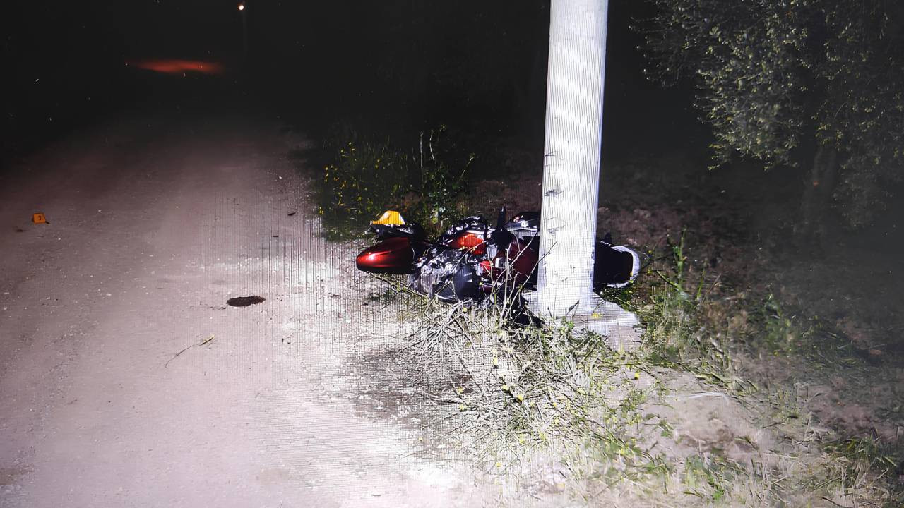 Manisa'da beton direğe çarpan motosikletin sürücüsü hayatını kaybetti