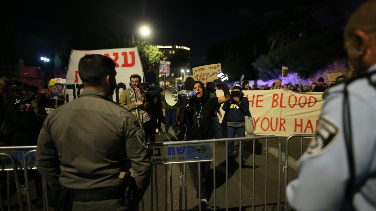 İsrailli eylemciler Netanyahu'nun rezidansına yürüdü