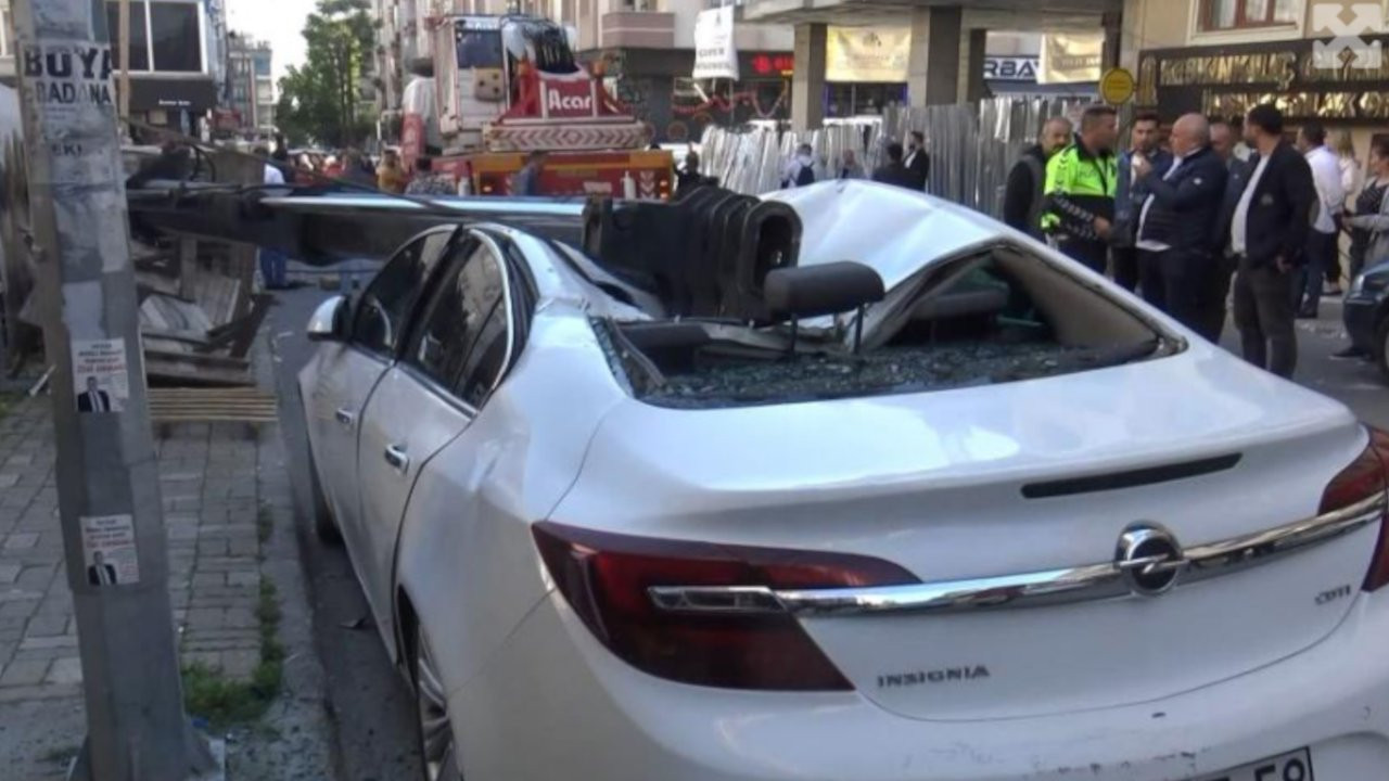 Avcılar'da vinç otomobilin üzerine devrildi: 1 işçi yaralandı