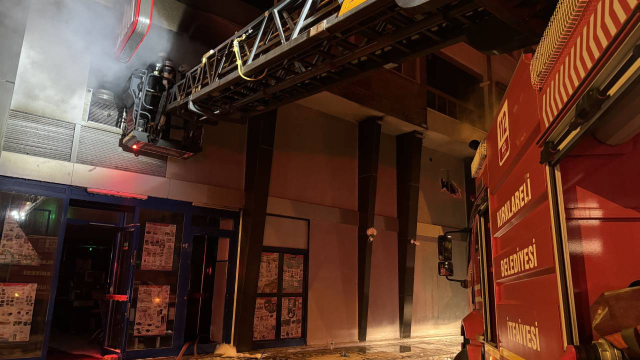 Kırklareli'nde markette çıkan yangında 3 kişi dumandan etkilendi