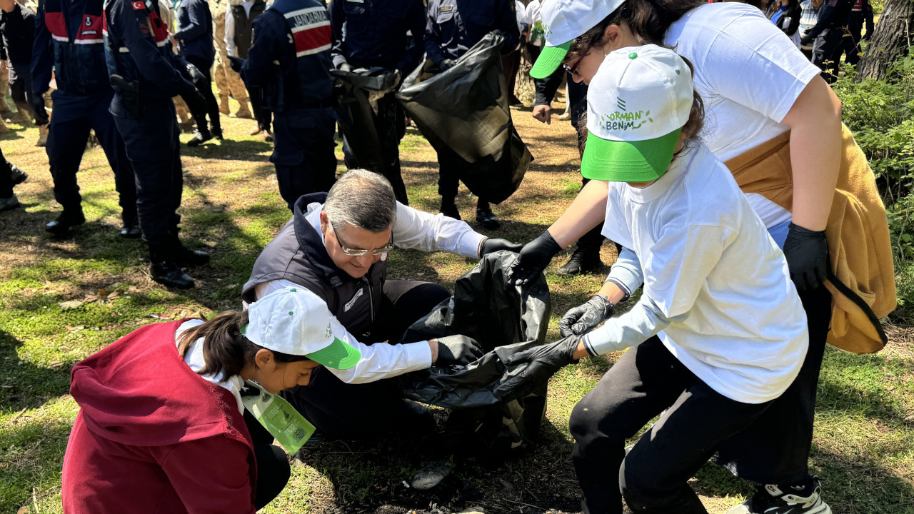 Sinop'ta öğrenciler ormandan çöp topladı