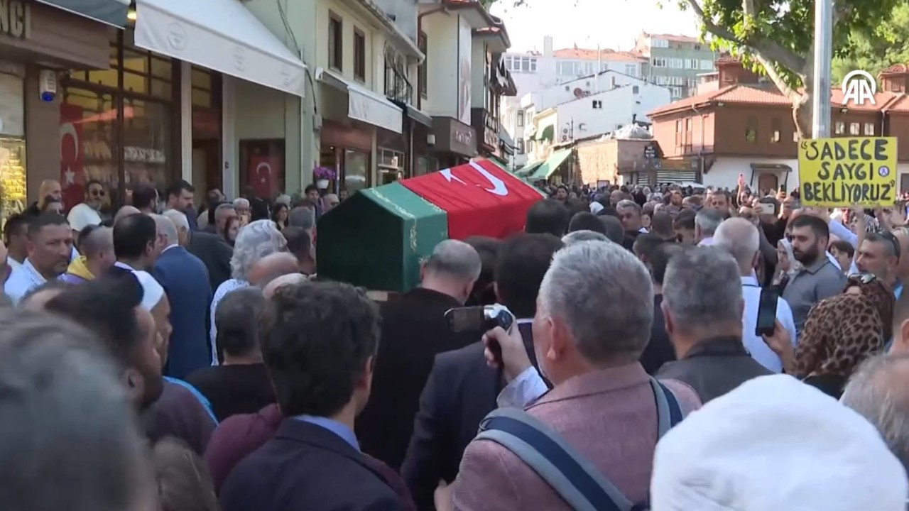 Eyüpsultan'da öldürülen okul müdürü alkışlarla son yolculuğuna uğurlandı