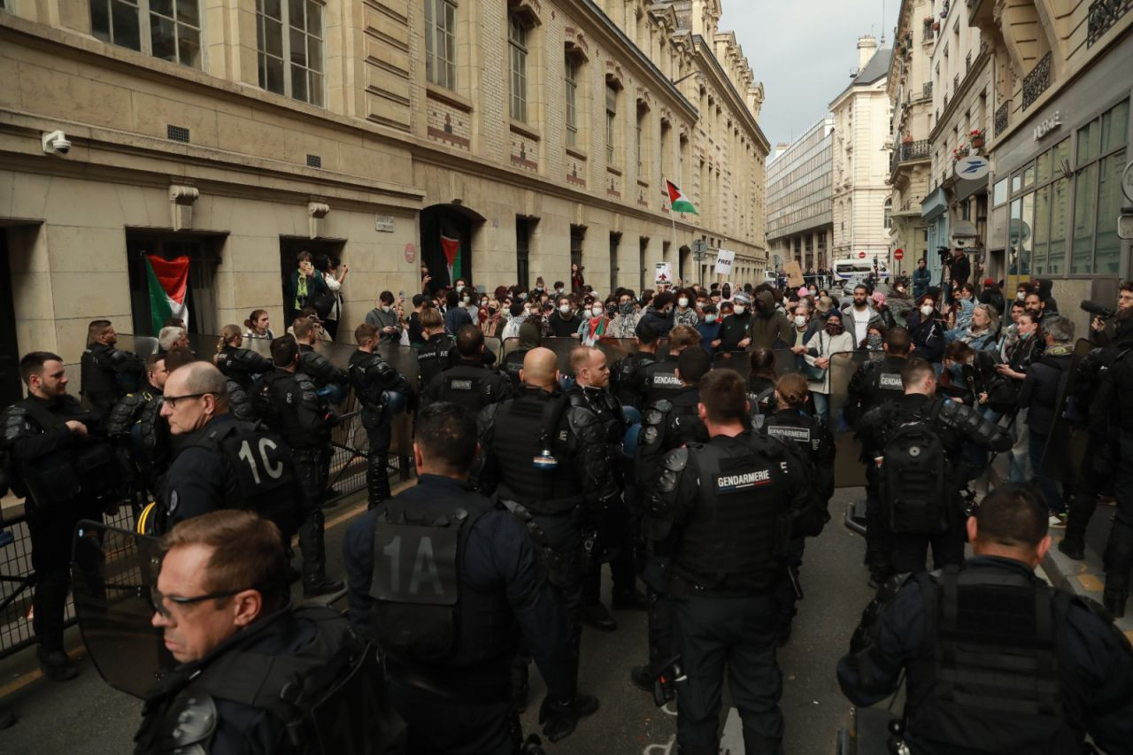 Fransa polisinden Sorbonne Üniversitesi öğrencilerine biber gazlı saldırı - Sayfa 3