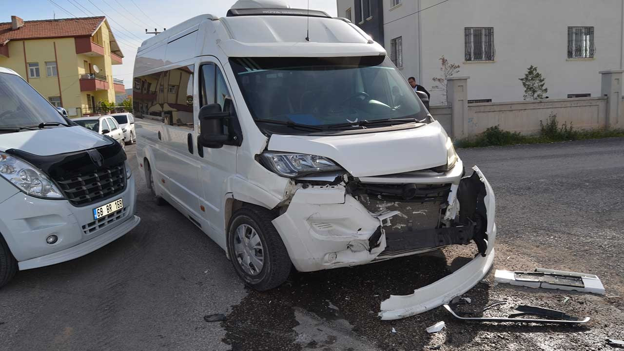 Aksaray’da işçi servis servisi otomobil çarpıştı: 7 işçi yaralı