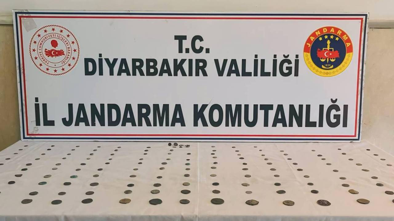 Diyarbakır'da tarihi eser operasyonu: 144 sikke ele geçirildi
