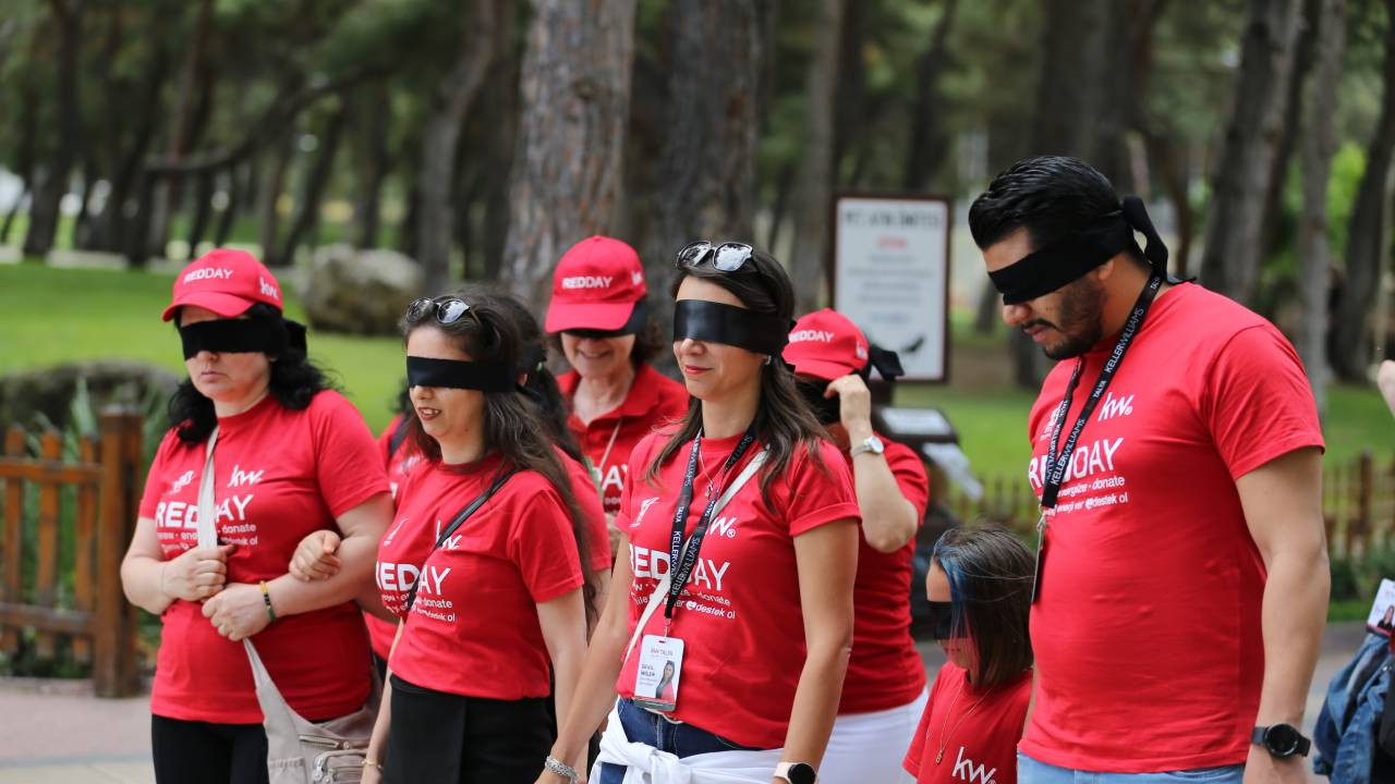Antalya'da görme engelliler için farkındalık yürüyüşü düzenledi