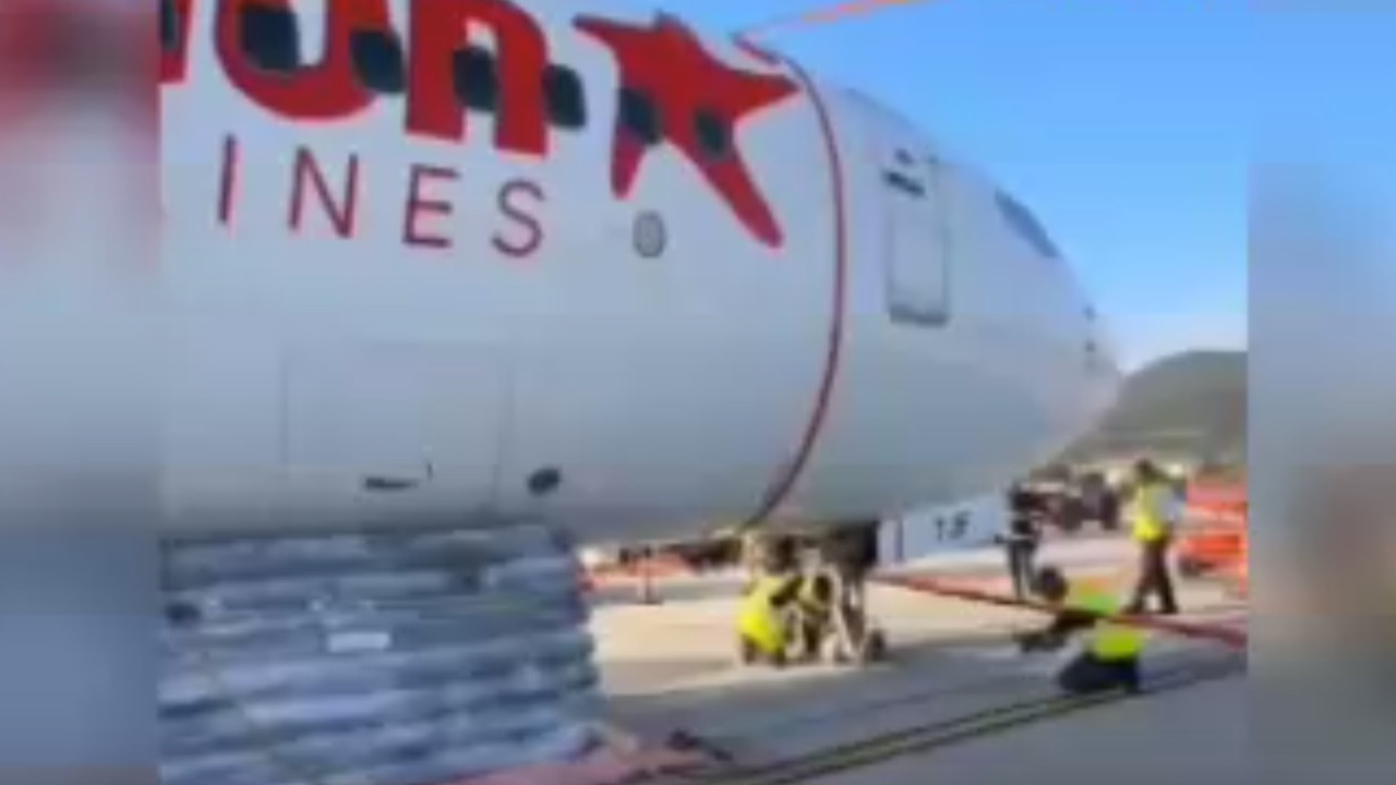 Antalya'da ön lastiği patlayan uçak pistten çekildi