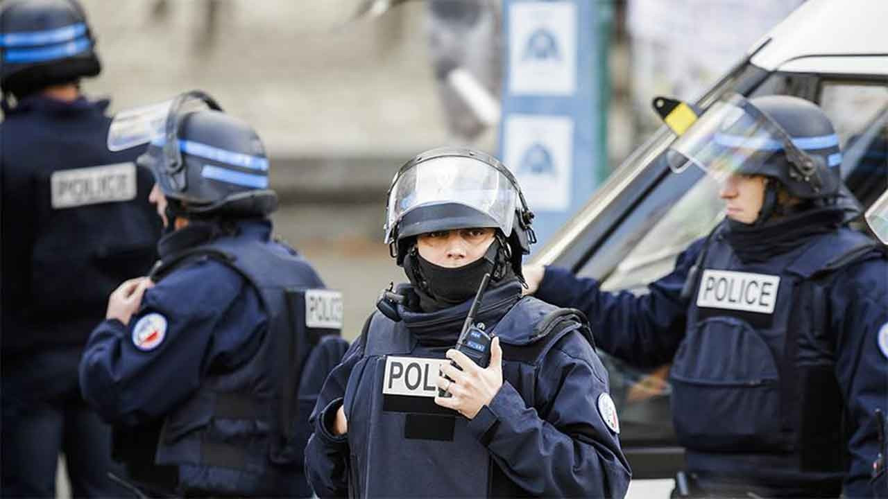 Paris'te gözaltındaki şüpheli polise ateş açtı: 2 yaralı