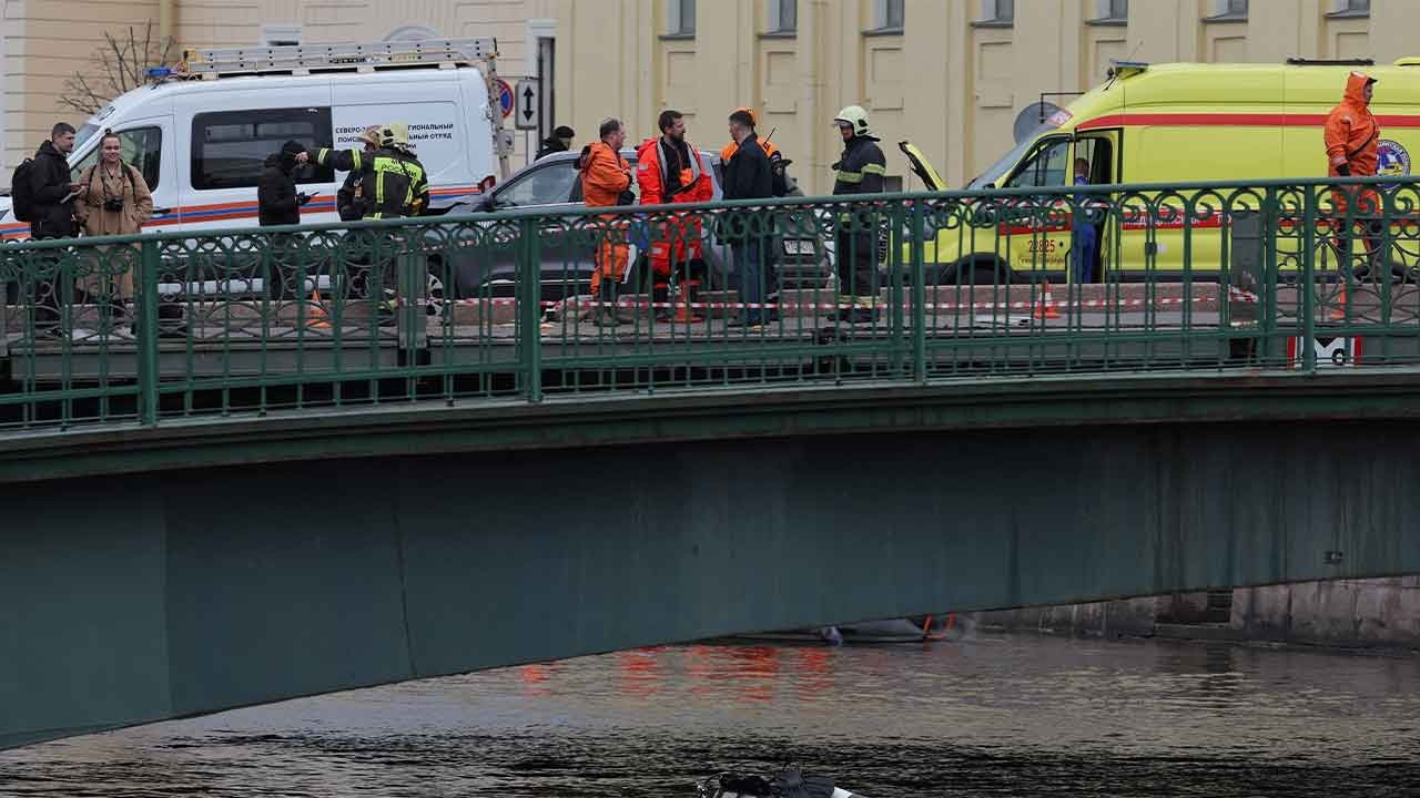 St. Petersburg'da yolcu otobüsü nehre düştü: 3 ölü