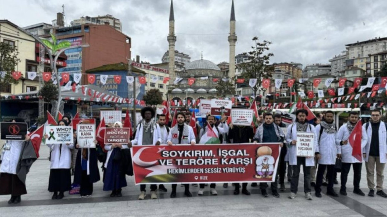 Rize'de sağlık çalışanları 'sessiz yürüyüş'le İsrail'i protesto etti