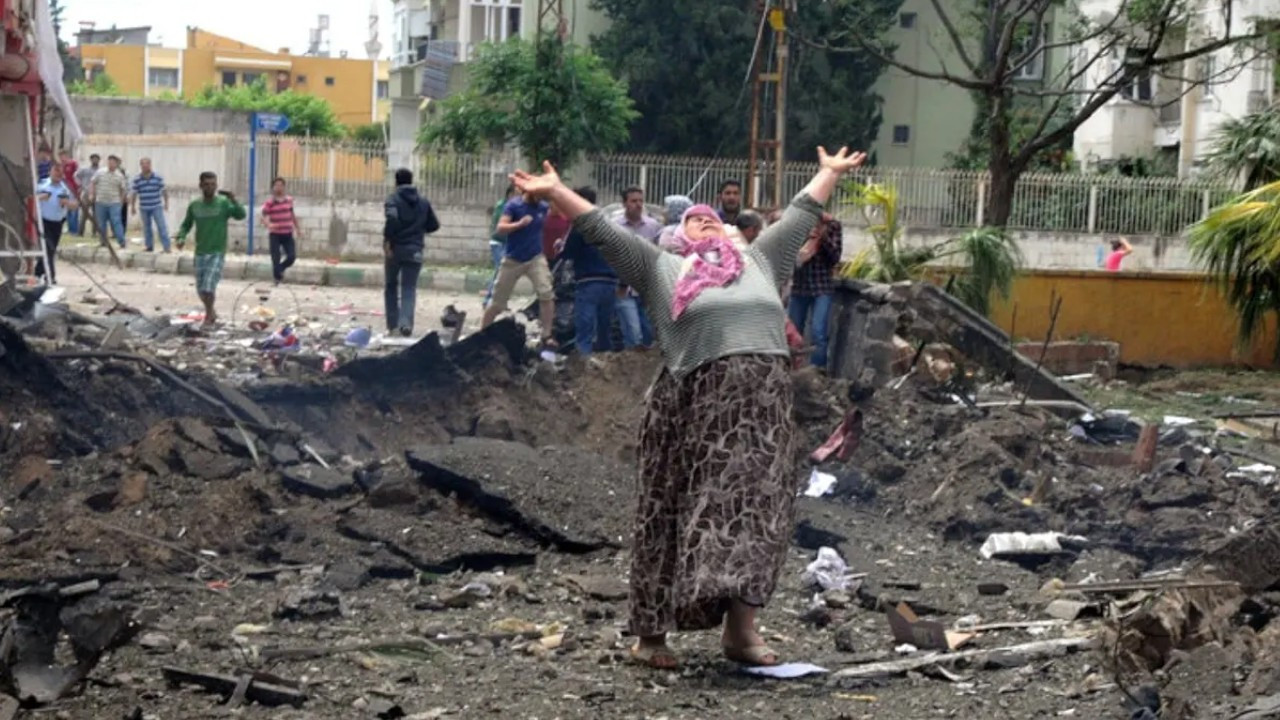 Özel, Reyhanlı'daki bombalı saldırıda hayatını kaybedenleri andı