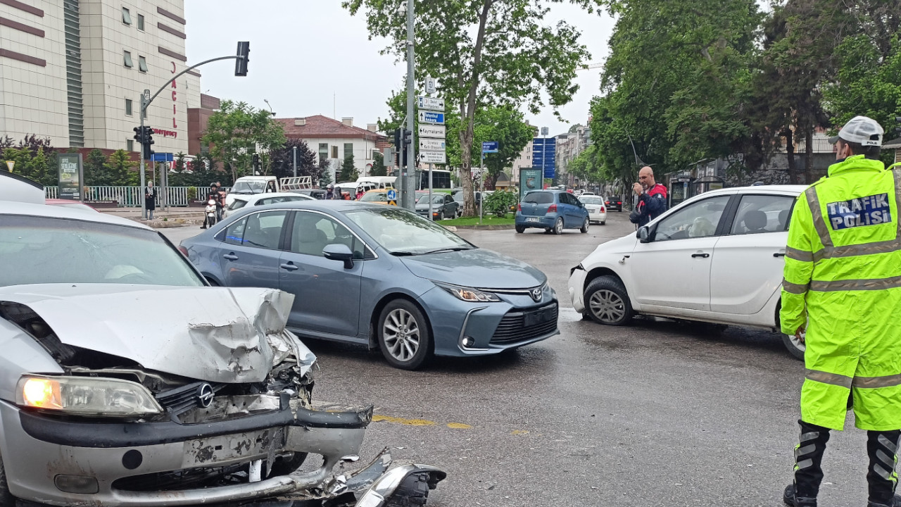 İzmit iki otomobil çarpıştı: 3 yaralı