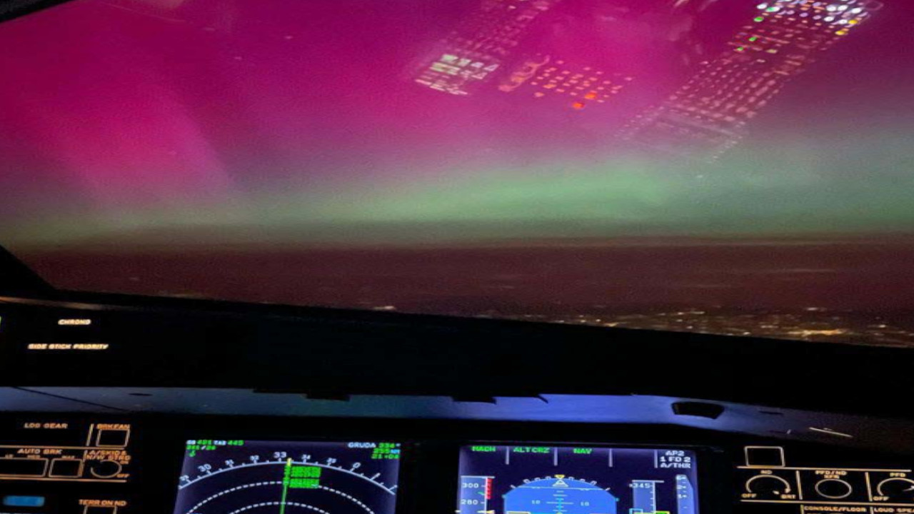 Pilotlar uçaktan kuzey ışıklarını görüntüledi
