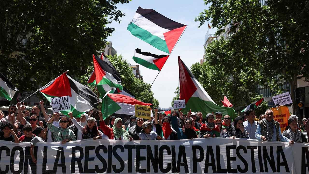 Madrid'de binler, Gazze'ye destek için yürüdü: 'Özgür Filistin'