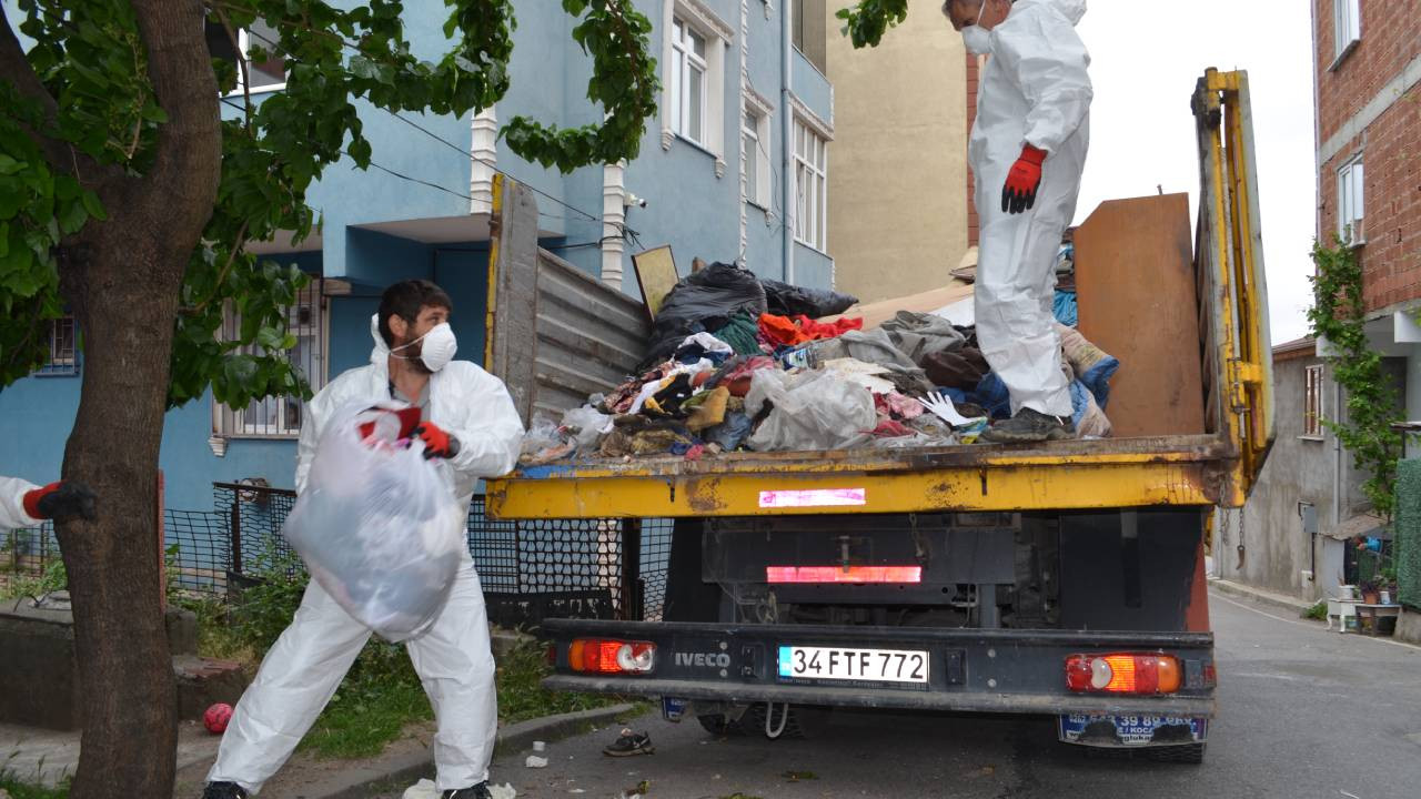 Kocaeli'de kötü kokular gelen bir evden 17 kamyon çöp çıkarıldı