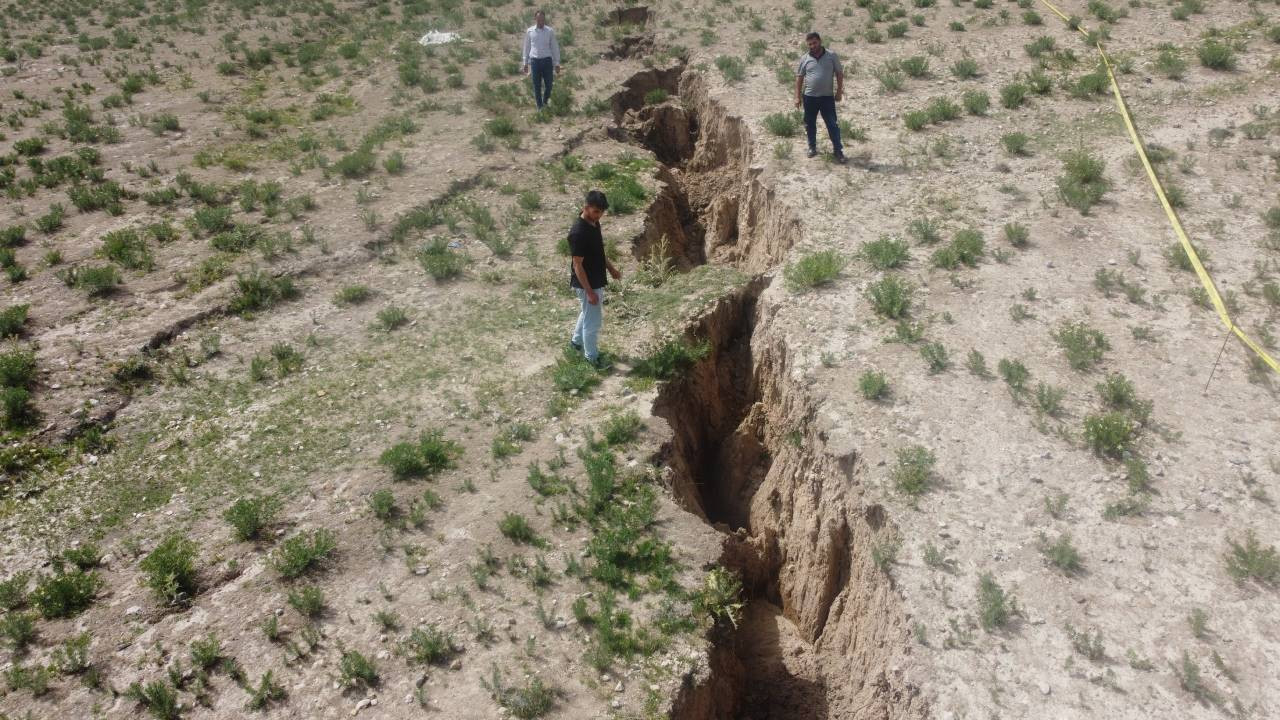 Konya'da 8 metre derinliğinde 2,5 kilometrelik 'yüzey yarığı' oluştu