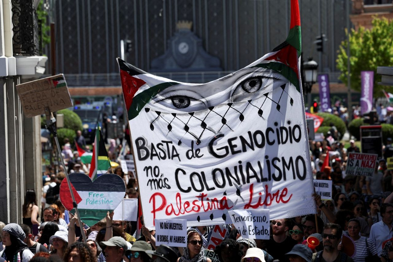 Madrid'de binler, Gazze'ye destek için yürüdü: 'Özgür Filistin' - Sayfa 1