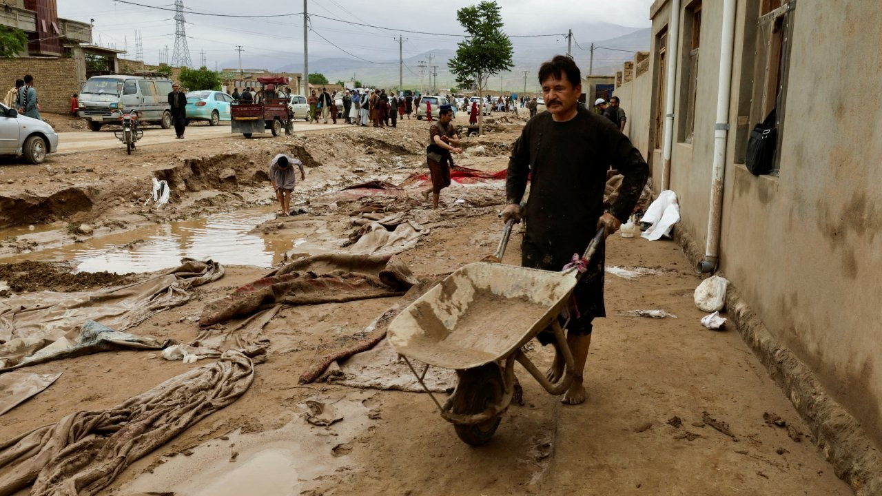 Afganistan'da sel: Ölü sayısı 300'ü aştı