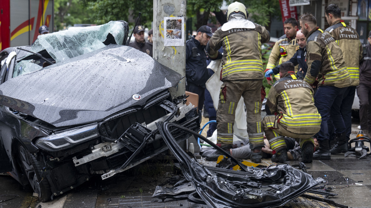Ankara'da bir otomobil trafik levhasına çarptı: 1 ölü, 4 yaralı