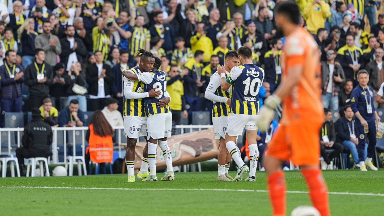 Fenerbahçe şampiyonluk yarışını bırakmıyor: Kadıköy'de 3 gol 3 puan