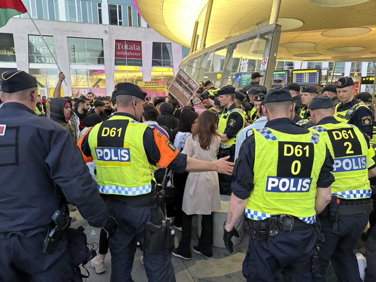 Malmö Arena'da binlerce eylemciden 'Özgür Filistin' sloganı: Greta Thunberg gözaltına alındı - Sayfa 1
