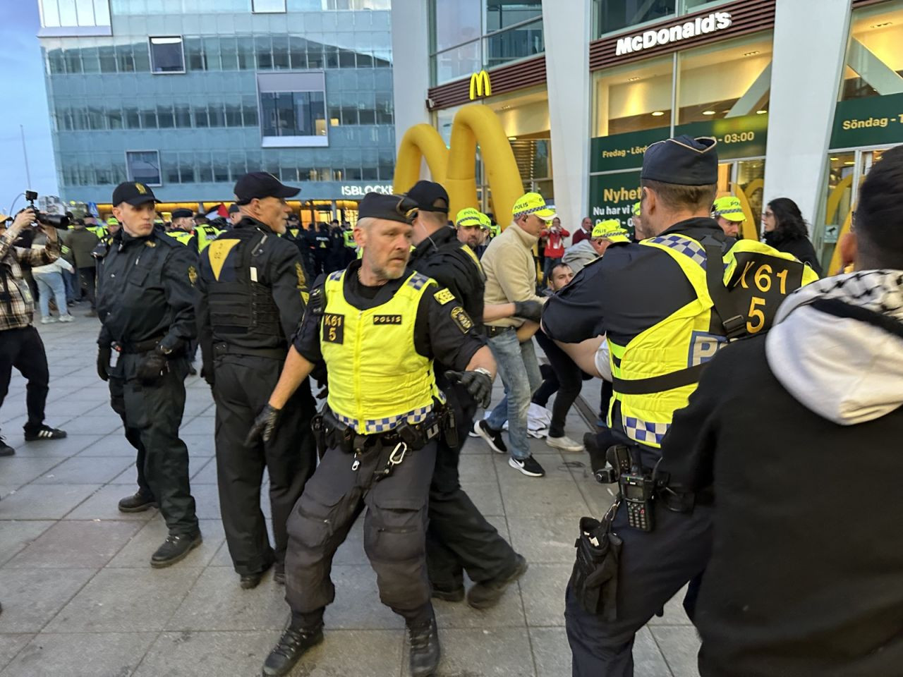 Malmö Arena'da binlerce eylemciden 'Özgür Filistin' sloganı: Greta Thunberg gözaltına alındı - Sayfa 2