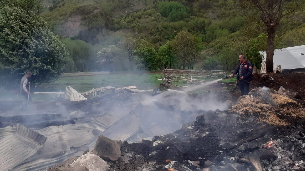 Sivas'ta yıldırım isabet eden samanlık kül oldu
