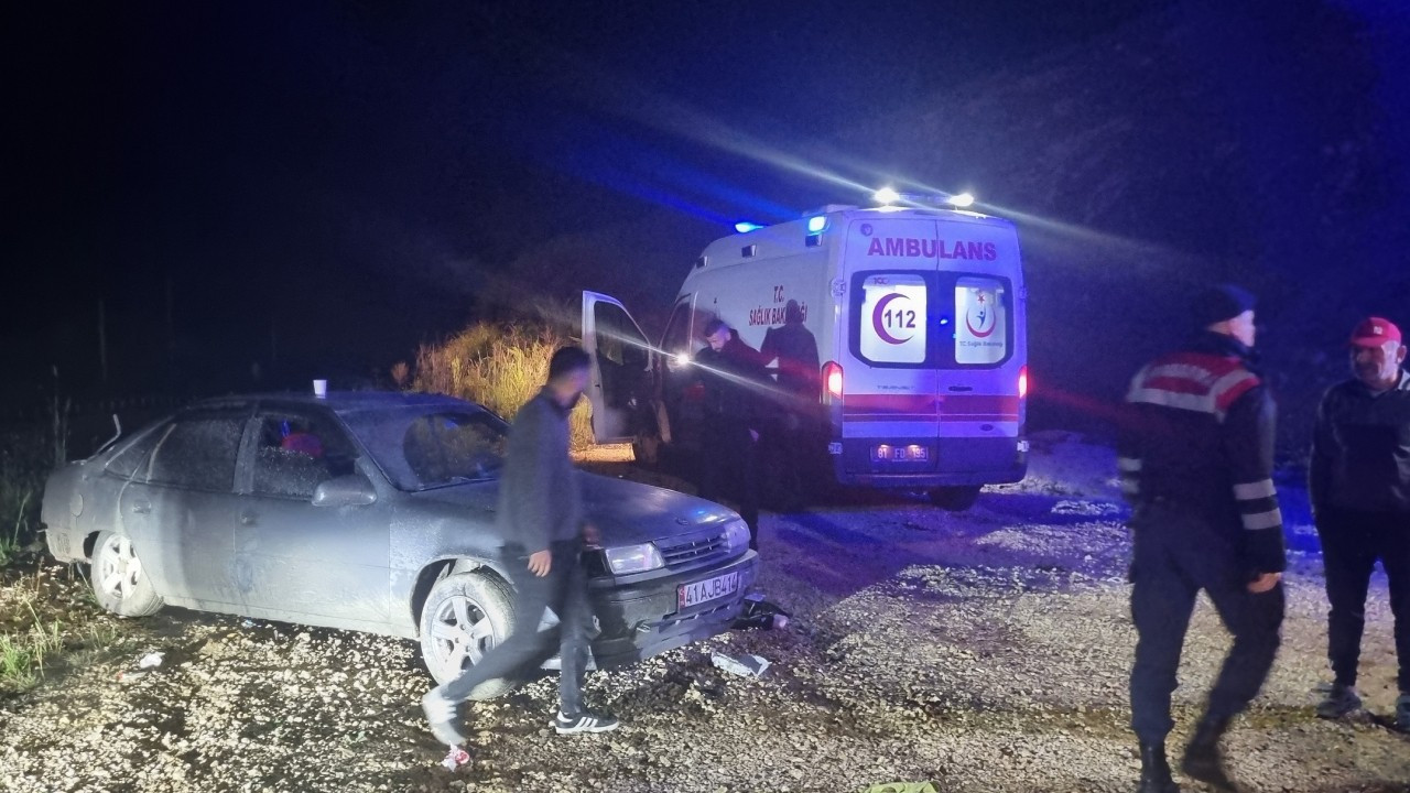 Düzce'de otomobil tır ile çarpıştı: 5 kişi yaralandı